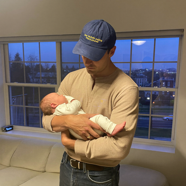Papa berçant son bébé près de la fenêtre